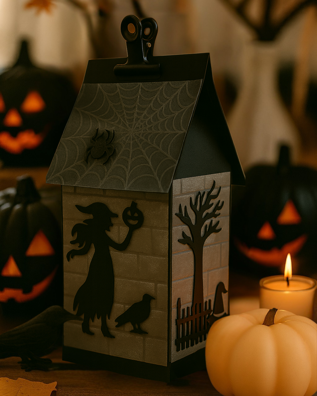 Maison de la sorcière et sa bougie citrouille