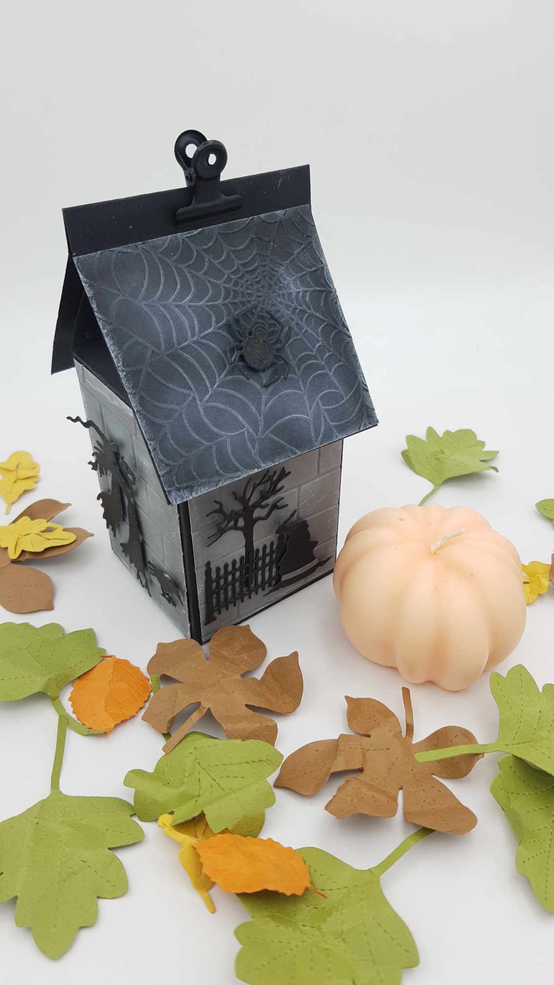 Maison de la sorcière et sa bougie citrouille