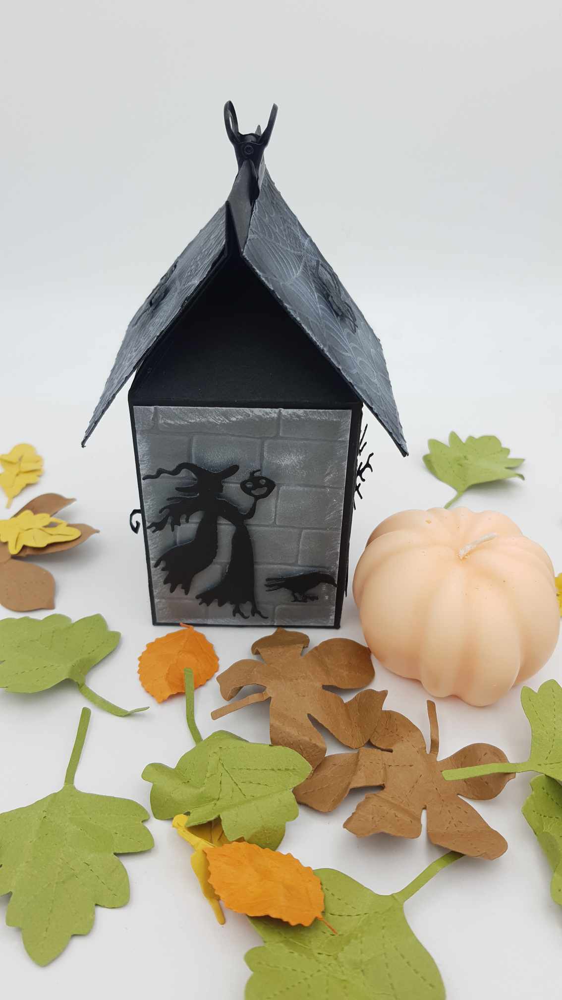 Maison de la sorcière et sa bougie citrouille