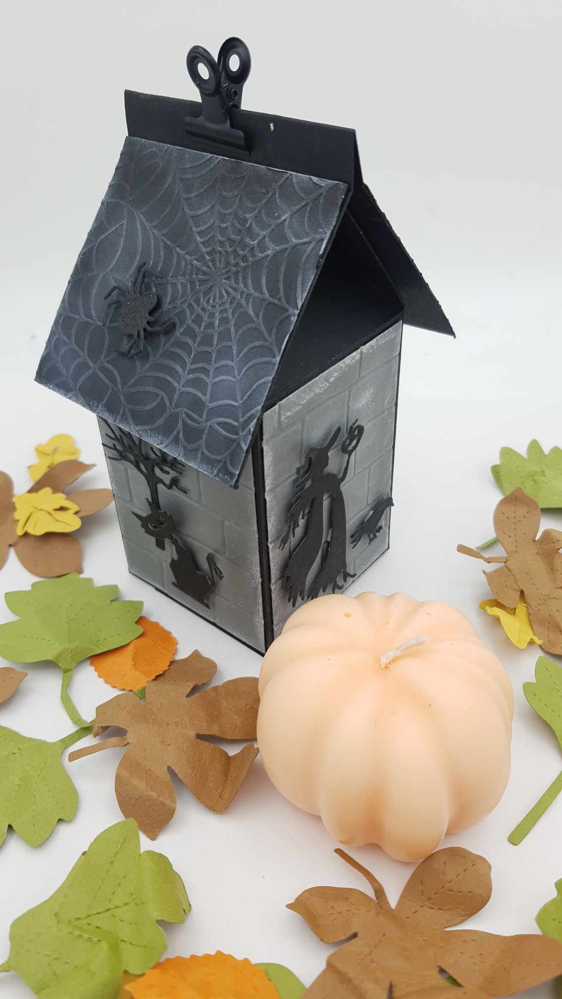 Maison de la sorcière et sa bougie citrouille